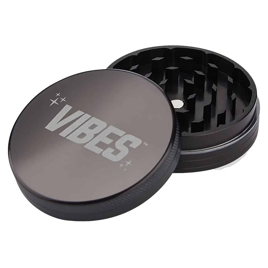 En sort krydderikværn med en diameter på 63 mm præsenterer sig med en glat, mat overflade. Kværnen har en cirkulær form og er delt i to sektioner, hvor den øverste del har skarpe tænder til kværning. Låg og base er udstyret med en let griberand, og der ses små ventilationshuller i bunden.