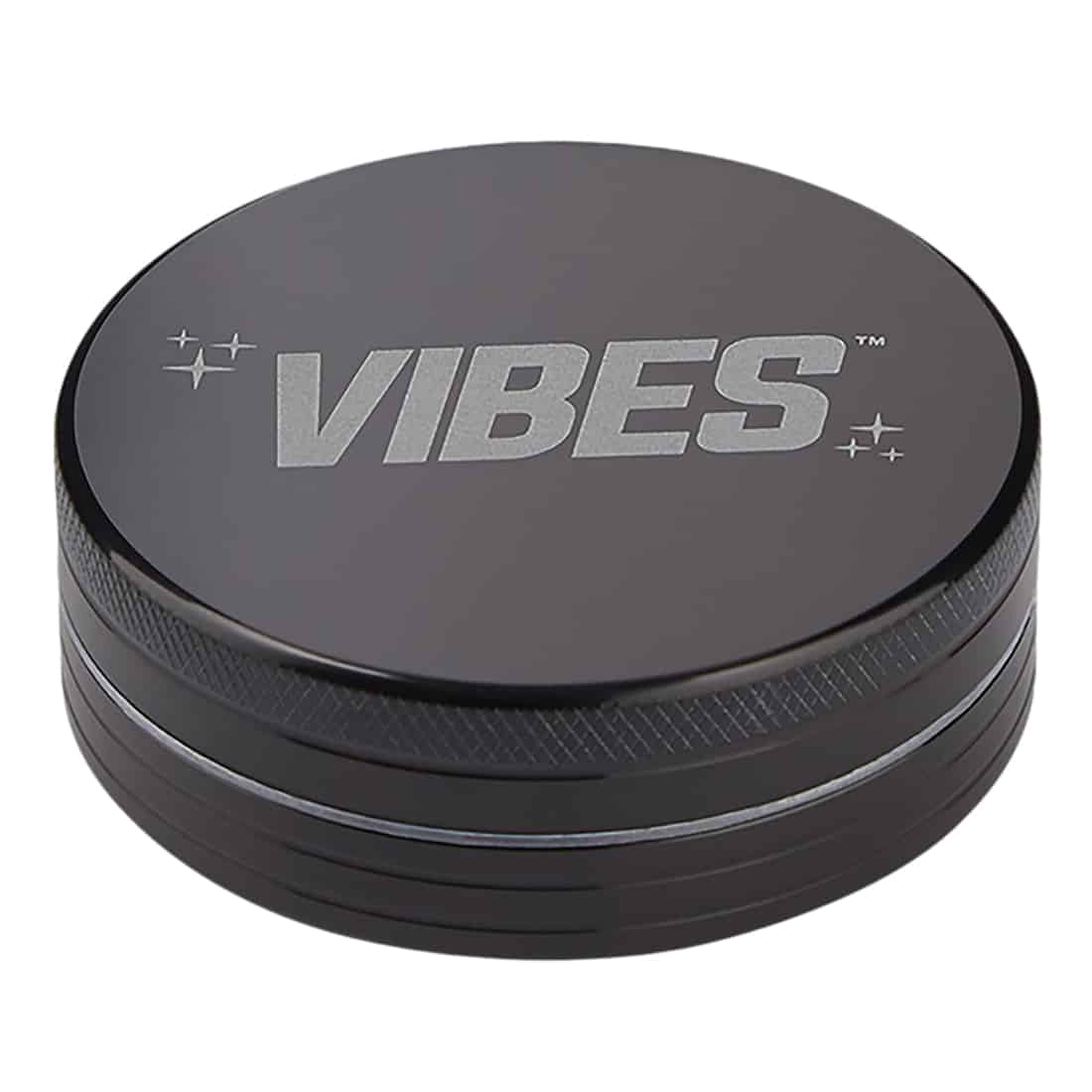 En sort, fire-delt krydderkværn med en diameter på 63 mm. Overfladen er mat med en let struktureret tekstur, der giver et godt greb. Kværnen har en rund form og er forsynet med små, skarpe tænder indvendigt til effektiv kværning. Den øverste del har et skruefæste, der sikrer tæt lukning, mens den nederste del er gennemsigtig.