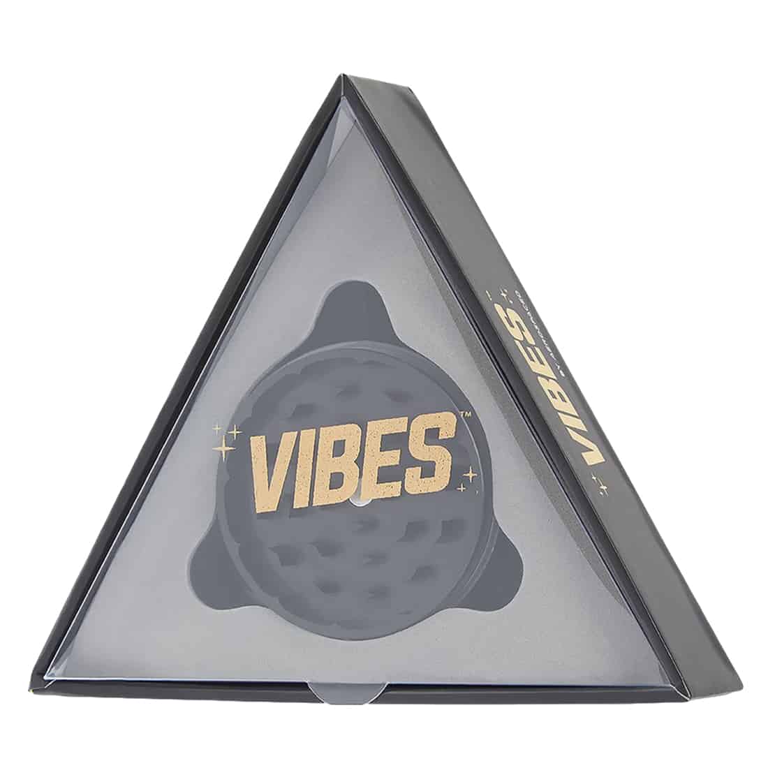 En sort krydderikværn med en diameter på 63 mm præsenterer sig med en glat, mat overflade. Kværnen har en rund form og er opdelt i to sektioner, der holdes sammen af en synlig kraftig magnet. Det indre har skarpe tænder til effektiv kværning. Der er små lufthuller i bunden til opbevaring og udskillelse af krydderier.