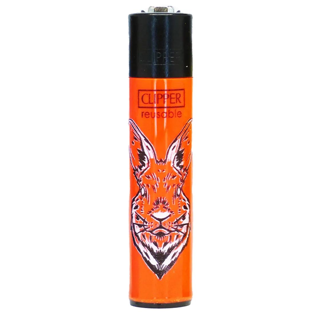 En orange lighter prydet med et dyremotiv, der viser en kat, hund og kanin i en legende stil. Motivet er detaljeret med sorte konturer og farverige elementer. Lighterens overflade er glat og skinnende, mens den har en firkantet form med afrundede kanter. En metalknap til flammen er placeret på toppen, og en lille gasudløb er synlig.