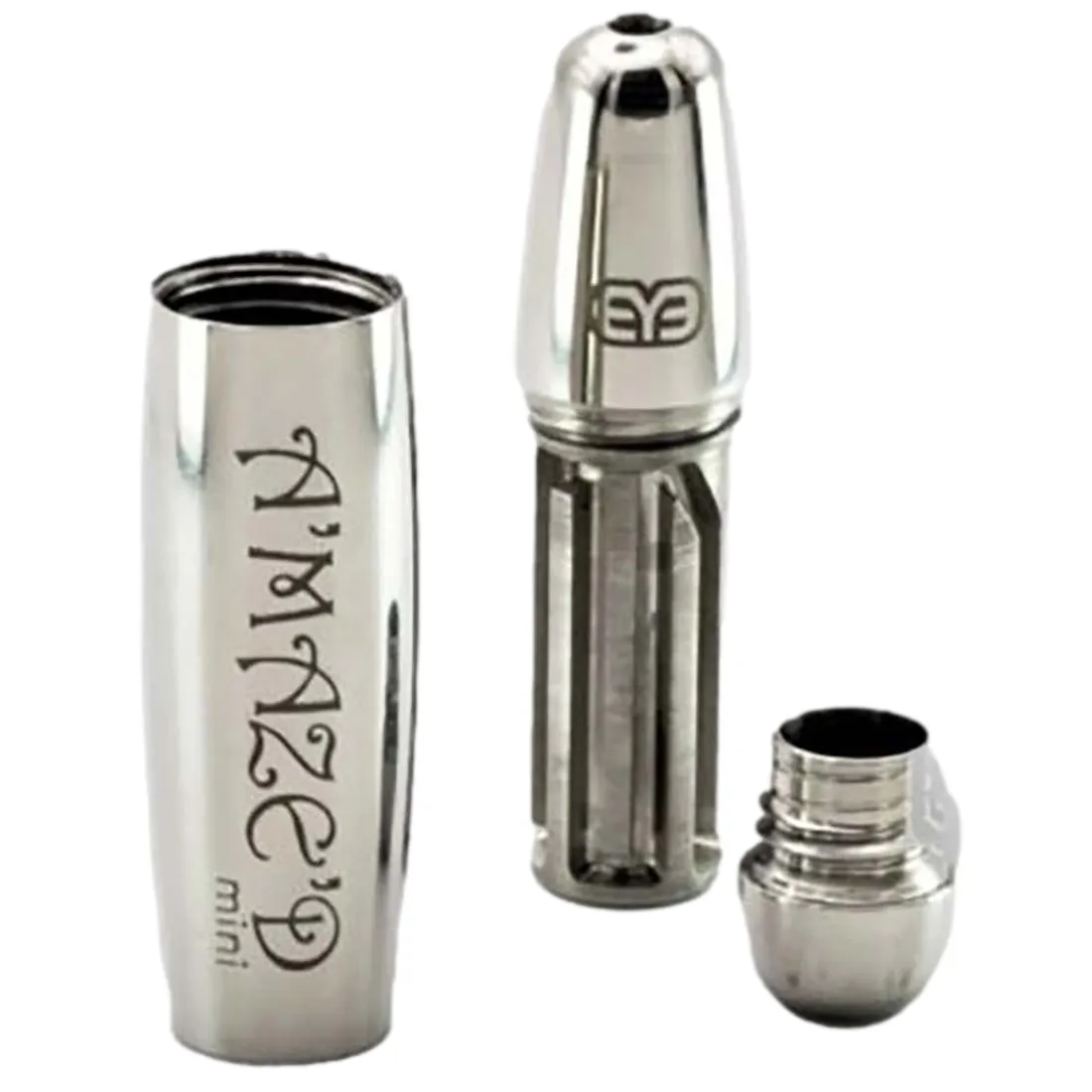 En mini rørpibe i titanium med en længde på 62 mm præsenterer sig i en skinnende, sølvgrå overflade. Den har en glat tekstur og en let buet form, der afsluttes med en karakteristisk, rød detalje ved åbningen. Piben har en enkelt luftkanal, hvilket giver et minimalistisk og strømlinet udseende.