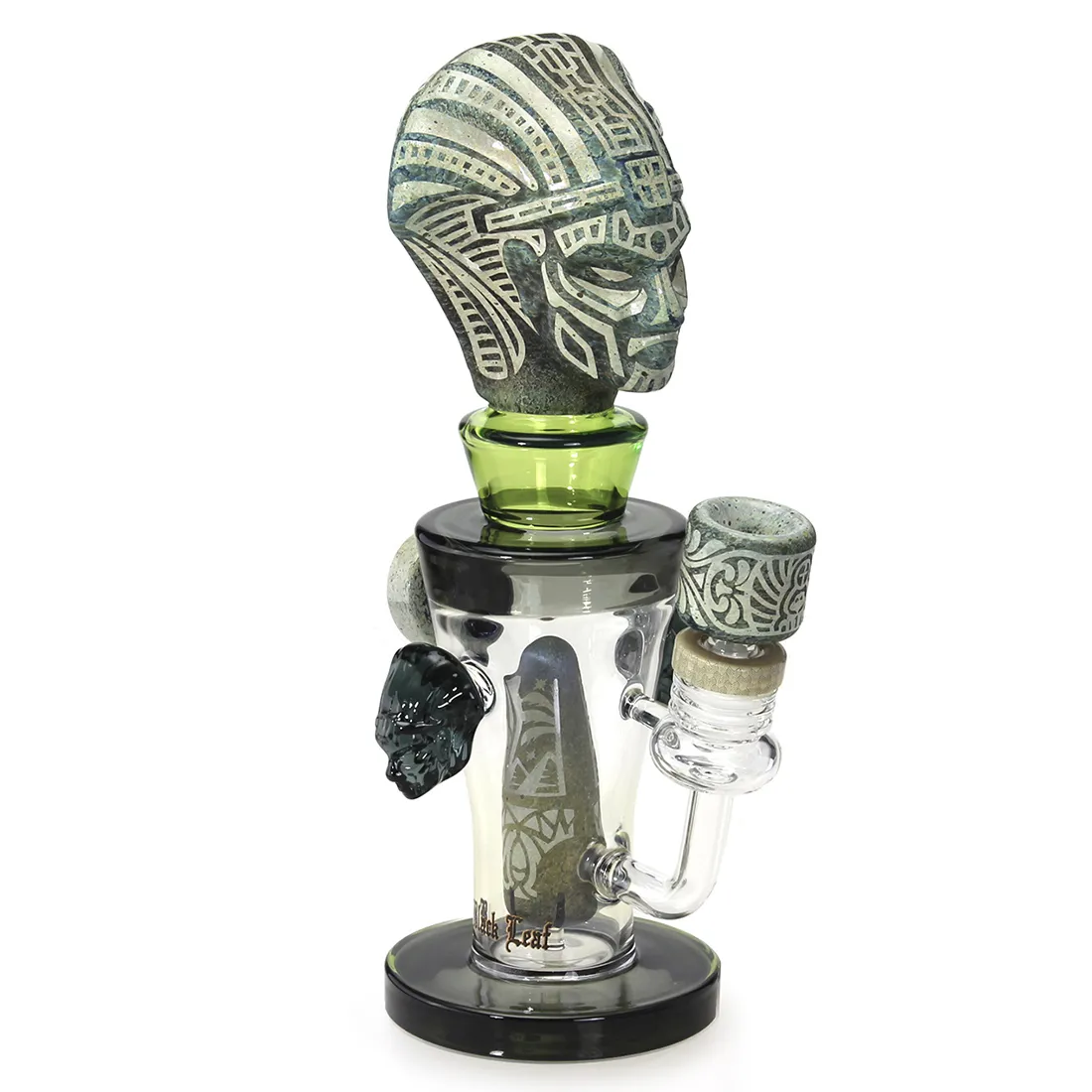 En diffusorbong med en sort, glat overflade præsenterer sig med en elegant, kurvet form. Øverst ses en bred krave, der fører ned til en slank, cylindrisk hals. Det nederste af bongen har en rund base, der stabiliserer den. Indvendigt findes et rør, der strækker sig til bunden, hvor vandet opbevares. Det samlede design udstråler en minimalistisk æstetik.