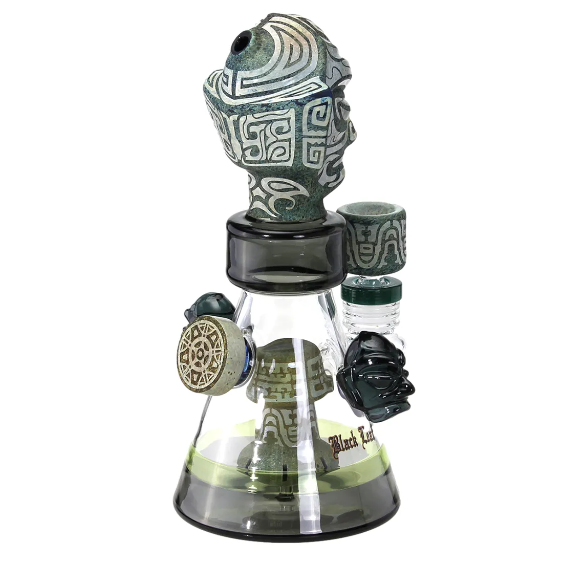 Diffusor i sort keramik med en glat overflade og en høj, cylindrisk form. Øverst har den en let buet kant, der fremhæver den elegante silhuet. Mønsteret på overfladen er inspireret af naturlige blade, hvilket tilføjer tekstur og dybde. Den måler 23 cm i højden og har en minimalistisk, moderne æstetik.