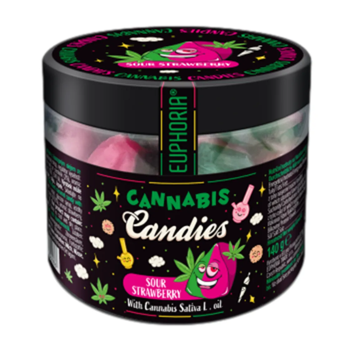 En gennemsigtig plastikpakke indeholder en række farverige, sukkerbelagte slikstykker formet som jordbær. Slikkerne er i nuancer af rød og grøn, med en glitrende overflade, der indikerer en sød og syrlig smag. Pakken har et tydeligt label med teksten "Sour Strawberry" og et vægtangivelse på 140 gram, prydet med grafiske elementer, der understøtter produktets tema.