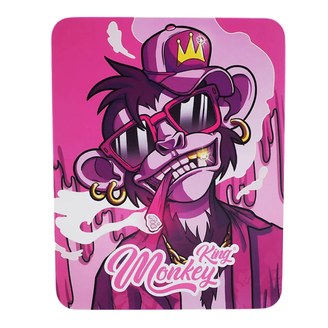 En metalopbevaringsboks præsenteres i en lys rosa farve med en blank overflade. Boksen har afrundede kanter og et låg, der passer perfekt til kassen. På forsiden er der et farverigt, grafisk design med en monkey king-figur, der inkluderer detaljer som en krone og et smilende ansigt. Boksen har en simpel, funktionel struktur og er let at åbne.