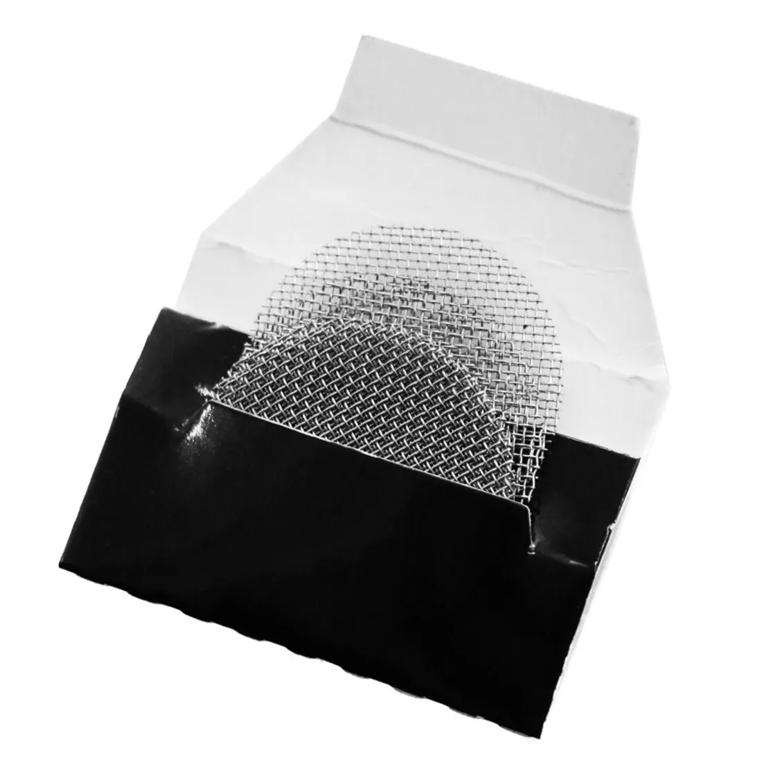 En stålskærm præsenterer en glat, metallisk overflade med en mat finish. Den er firkantet med skarpe kanter, der skaber en moderne og minimalistisk æstetik. Mønstret består af fine perforeringer, der danner en skulpturel effekt og skaber et spil mellem lys og skygge. Farven er en ensartet sølvgrå, der fremhæver materialets industrielle karakter.