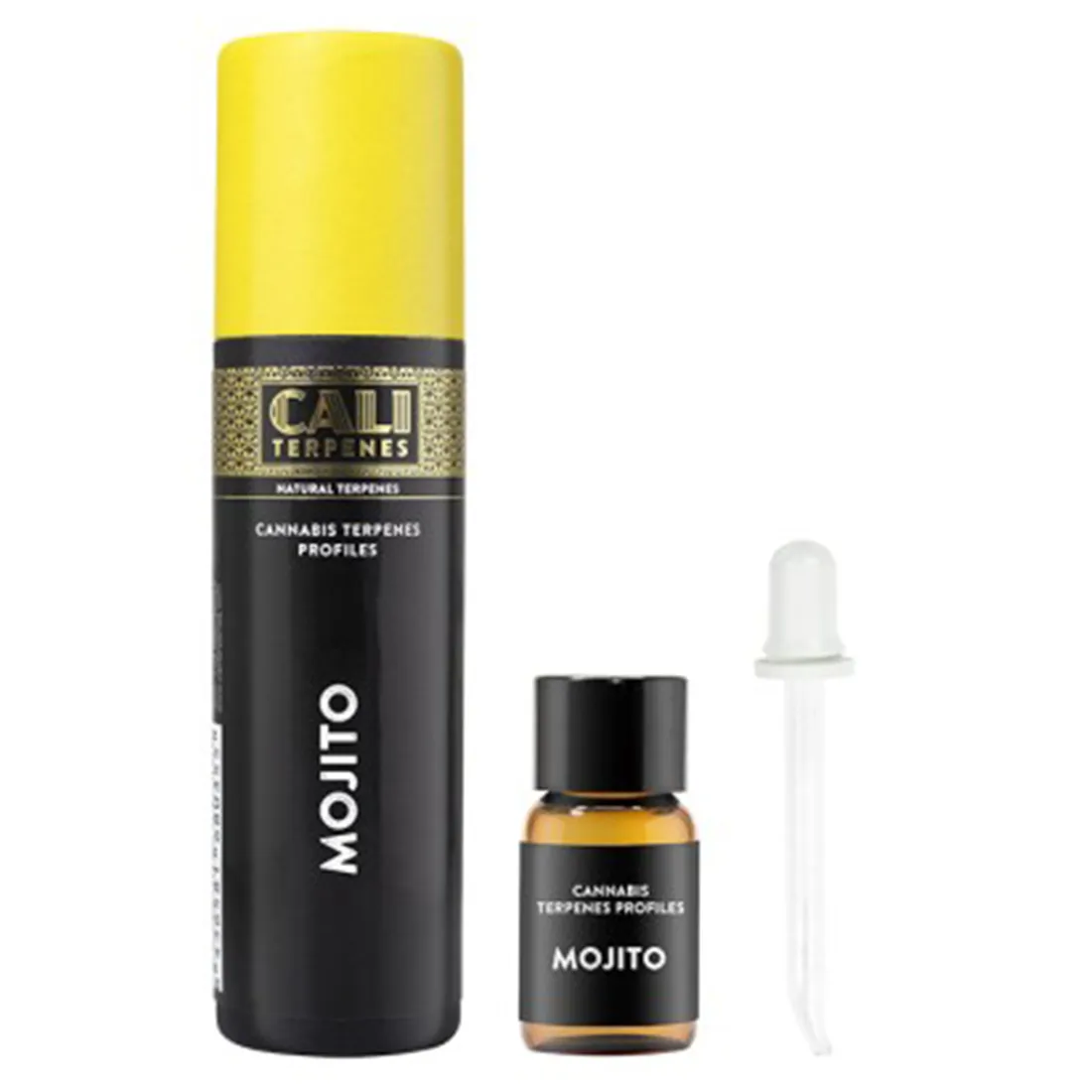 En transparent flaske med en sort skruelåg indeholder en klar væske. Flaskens label er hvid med grønne og sorte detaljer, der præsenterer produktnavnet "Mojito". Øverst på etiketten er der et grønt lime- og mynteblad-design. Flasken har en glat overflade, og indholdet reflekterer lyset, hvilket giver en skinnende effekt.