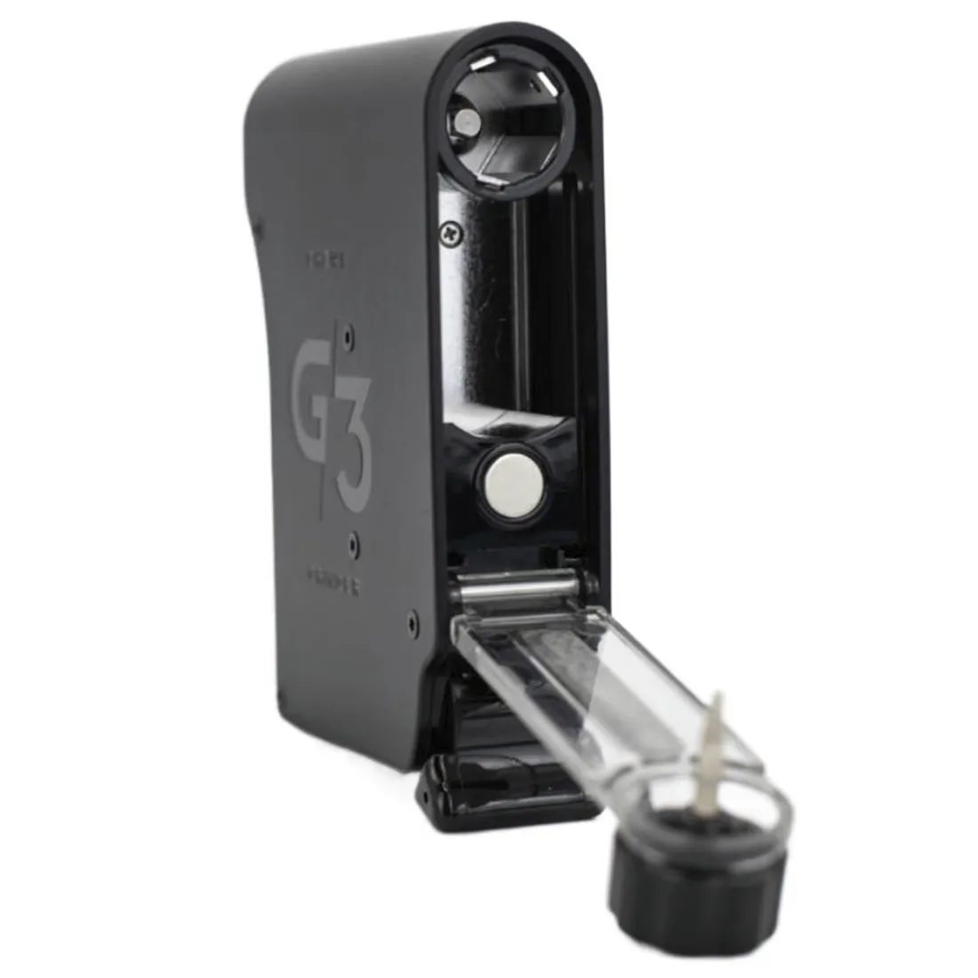 En sort elektrisk kværn med en slank, moderne form er præsenteret. Den har en glat, mat overflade og en rund fod. Øverste del er udstyret med en gennemsigtig beholder, der viser indholdet. Knapperne er placeret foran og har en minimalistisk, ergonomisk udformning. En subtil tekstur og diskrete linjer tilføjer visuel interesse til designet.