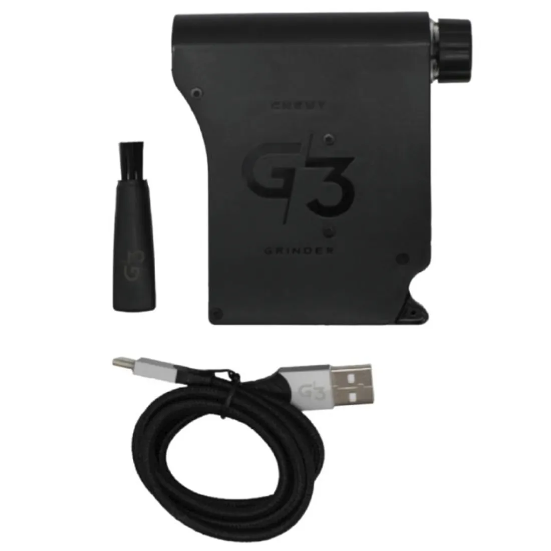 En elektrisk kværn præsenteres i en mat sort finish med en kompakt, cylindrisk form. Toppen har en rund, let hævet del med en knap i midten, omgivet af små perforeringer. Nederste del er transparent, hvilket afslører det indhold, der kværnes. En slank, ergonomisk fod giver stabilitet, mens en ledning strækker sig fra bunden.