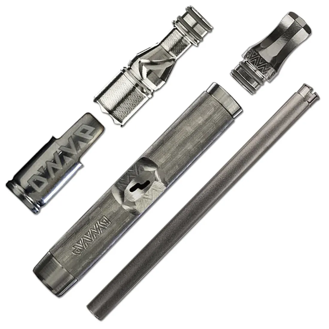 Dynavap M7 XL vaporizer præsenterer en slank, cylindrisk form i sølvfarvet metal. Overfladen har en børstet tekstur, der giver et moderne udtryk. En sort gummihætte er placeret øverst, og der er fine detaljer i form af små riller og indskæringer langs kroppen. En tydelig knap til temperaturindstilling er synlig på siden, hvilket tilføjer funktionelt design.