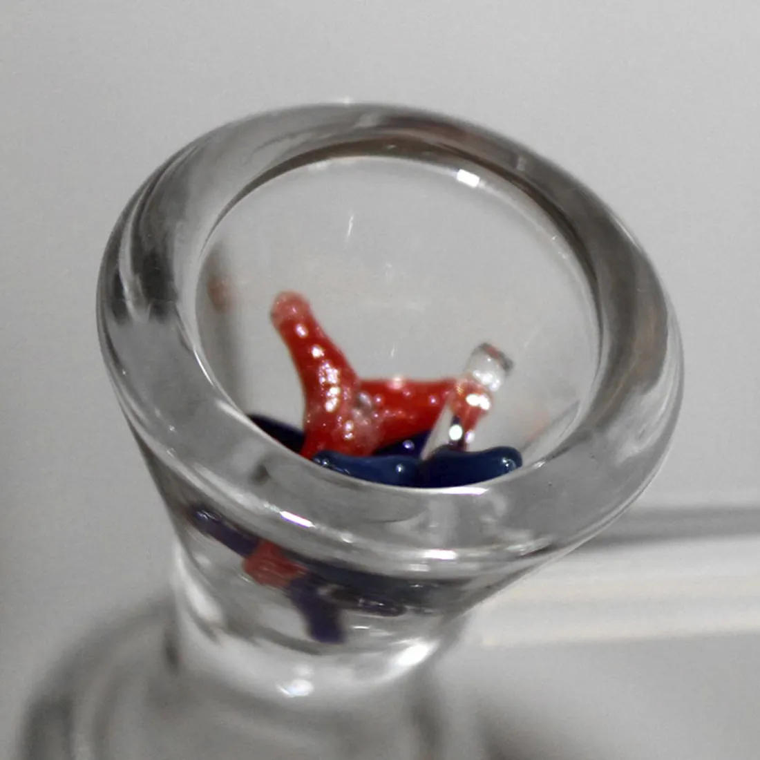 En sætning af ti skåle, fremstillet af klart glas, præsenterer en glat og gennemsigtig overflade. Skålene har en rund form med bølgede kanter, der skaber et elegant udtryk. Hver skål er dyb og har en ensartet tekstur uden synlige luftbobler. Den lette refleksion fra lys giver en subtil glans, der fremhæver det klare glas.