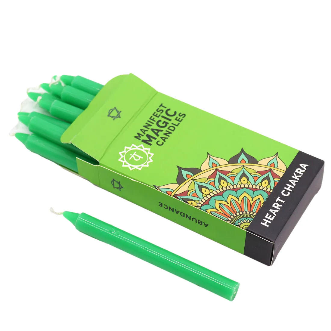 En hjerteformet lysestage i en dyb grøn farve pryder overfladen, dekoreret med subtile guldmønstre. Lysestagen består af glas og har en glat, skinnende tekstur, der reflekterer lyset. I midten findes en lille, hvid stearinlys, der står stabilt. Den samlede æstetik udstråler en følelse af ro og harmoni, egnet til meditation eller afslapning.