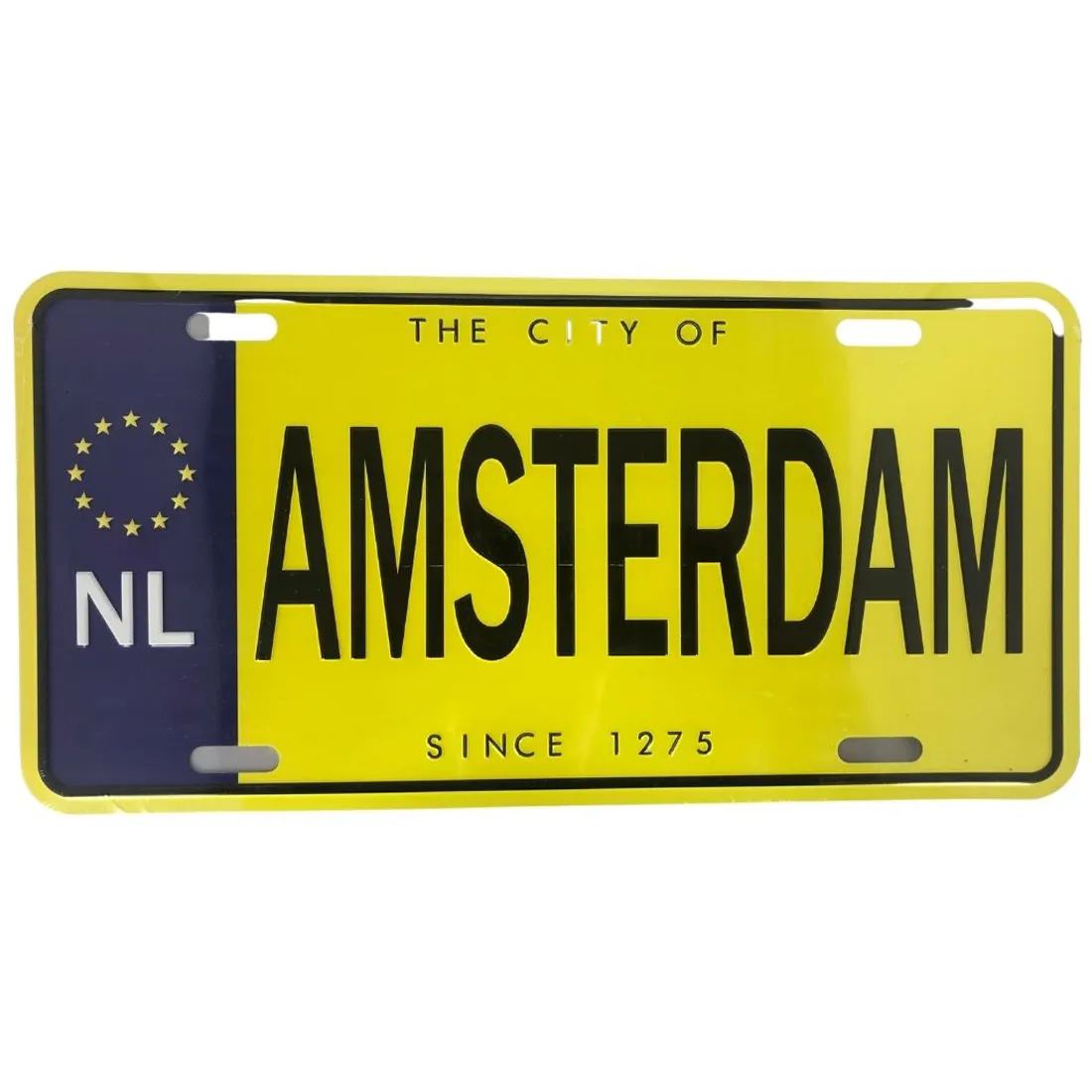 Et metal skilt med en rektangulær form, domineret af en hvid baggrund. Øverst ses teksten "Amsterdam" i store, sorte bogstaver. Under teksten er der en grafisk illustration af en bysilhuet og farverige ikoner, der fremkalder en livlig atmosfære. Kanterne er let afrundede, og overfladen har en glat, skinnende finish, der reflekterer lys.