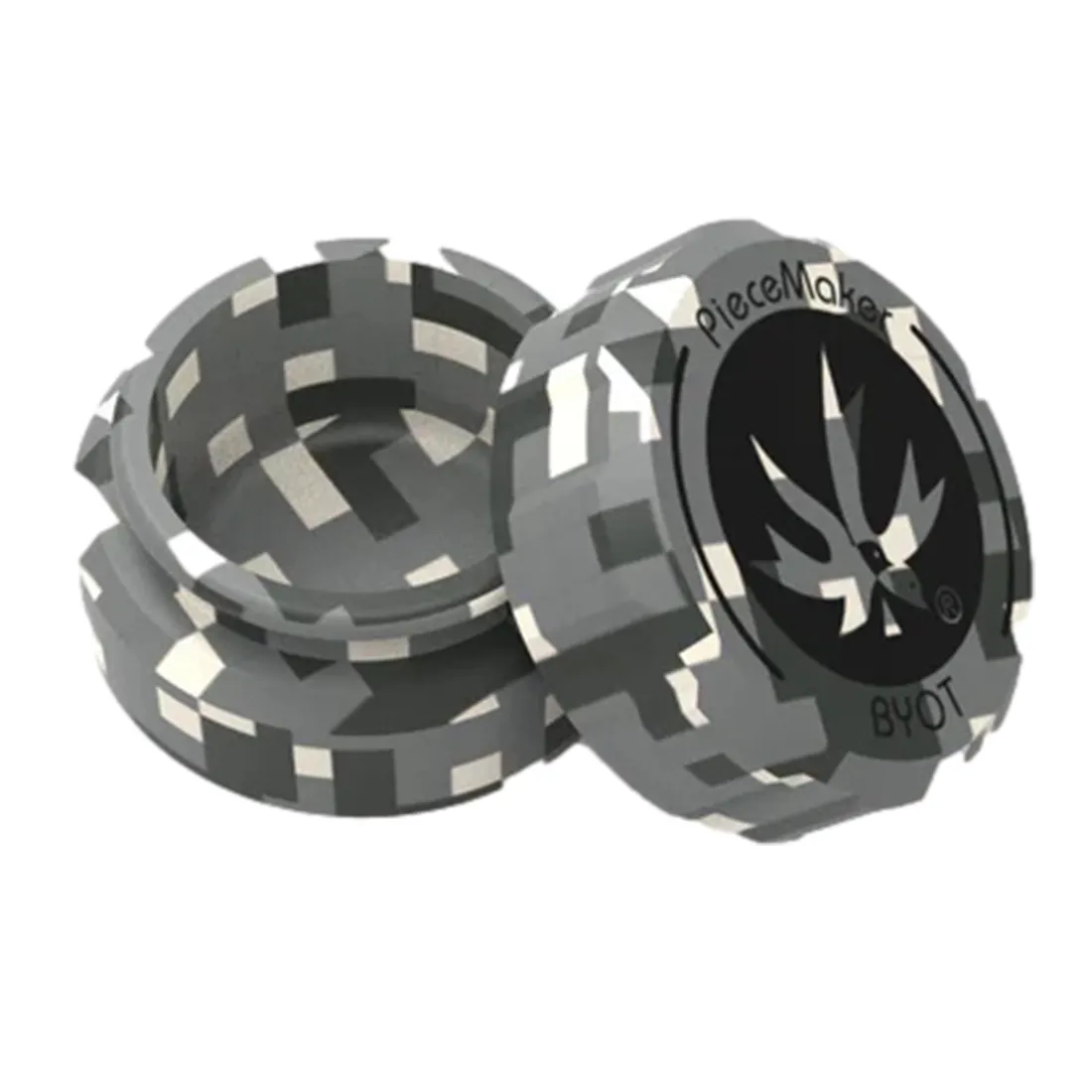 En rektangulær container i militærgrøn farve præsenterer sig med en mat overflade. Den har skarpe kanter og en solid struktur, der fremhæver robustheden. På fronten er der en stor, firkantet åbning med en metalramme, der er udstyret med et låsemekanisme. Overfladen viser subtile teksturer, der giver en følelse af slidstyrke, og der er ingen synlige mærker eller dekorationer.