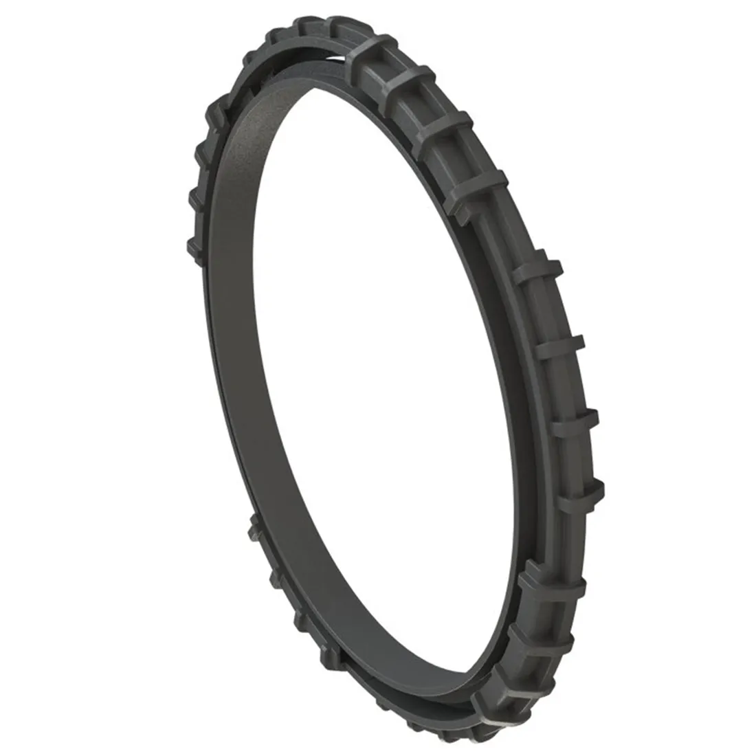 Adaptor sættet består af en sort plastikbase med en glat overflade og skarpe kanter. Der er en rund åbning i midten, og fire små, firkantede huller placeret symmetrisk omkring åbningen. Hver af de firkantede huller har en metalindsats, der skinner let. Sættet inkluderer også en transparent silikoneledning, der er bøjet og har en blød tekstur.