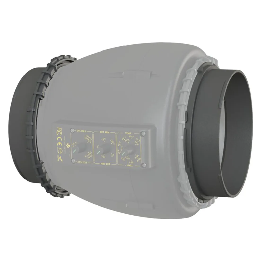 Adapterkit med en sort plastikhus, der rummer to runde, metalforbundne stik. Stikkene har en glat overflade og er forsynet med små, tydelige symboler for korrekt tilslutning. En ledning med en fleksibel gummibelægning strækker sig fra adapteren, og en lille skrue sikrer stabilitet. Baggrunden er neutral, hvilket fremhæver adapterens detaljer.