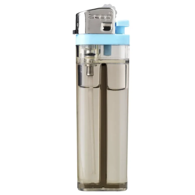 En engangslighter i plast med en slank, rektangulær form. Farven er dyb blå med en mat finish. Øverst findes en sort tænder ved en sølvfarvet gnistgenerator. På forsiden ses et lille vindue, der viser brændstofniveauet. Lighterens bund har en fastgørelsesklips i metal, og der er en tydelig indgravering af sikkerhedssymboler.