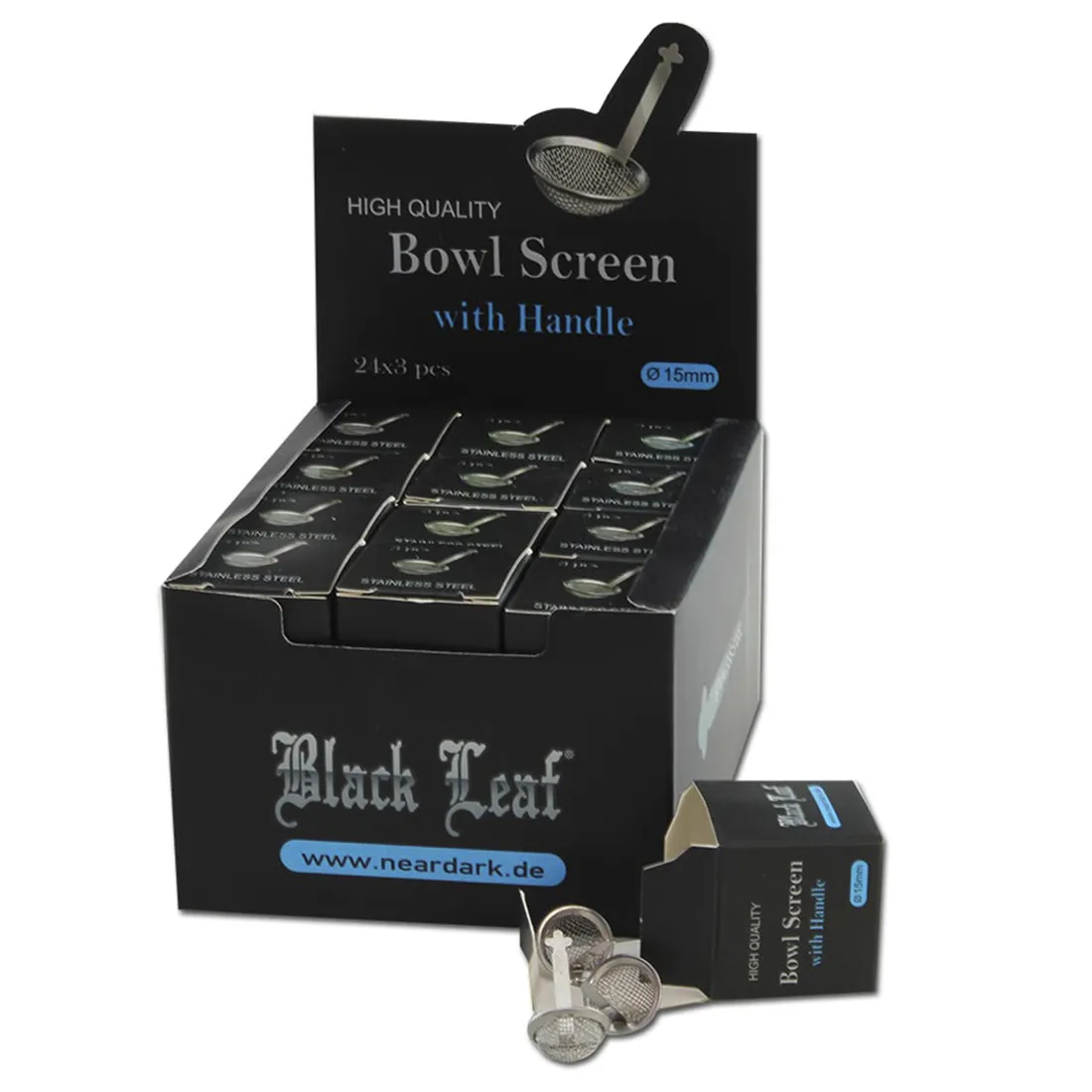 En skål med en sort lakoverflade præsenterer sig med en blød, organisk form. Kanten er let bølget, hvilket tilføjer dynamik, mens håndtaget på den ene side er udført i samme materiale og farve. Den glatte tekstur skaber en elegant kontrast til eventuelle dekorationer, der kan placeres i skålen, og giver et minimalistisk udtryk.