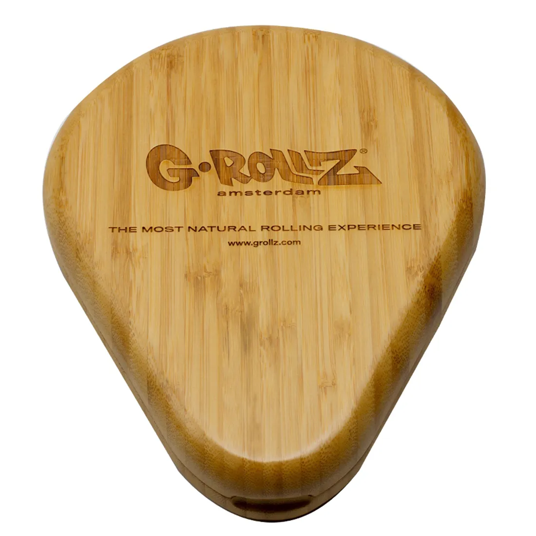 En rektangulær bakke fremstillet af bambus præsenterer en lys, naturlig træfarve med en glat overflade og synlige åretegninger. Kanterne er let afrundede, hvilket tilføjer blødhed til designet. Bakken har et mønster af små, stiliserede rumvæsener, der er trykt i sort, hvilket skaber en iøjnefaldende kontrast mod den lyse baggrund.