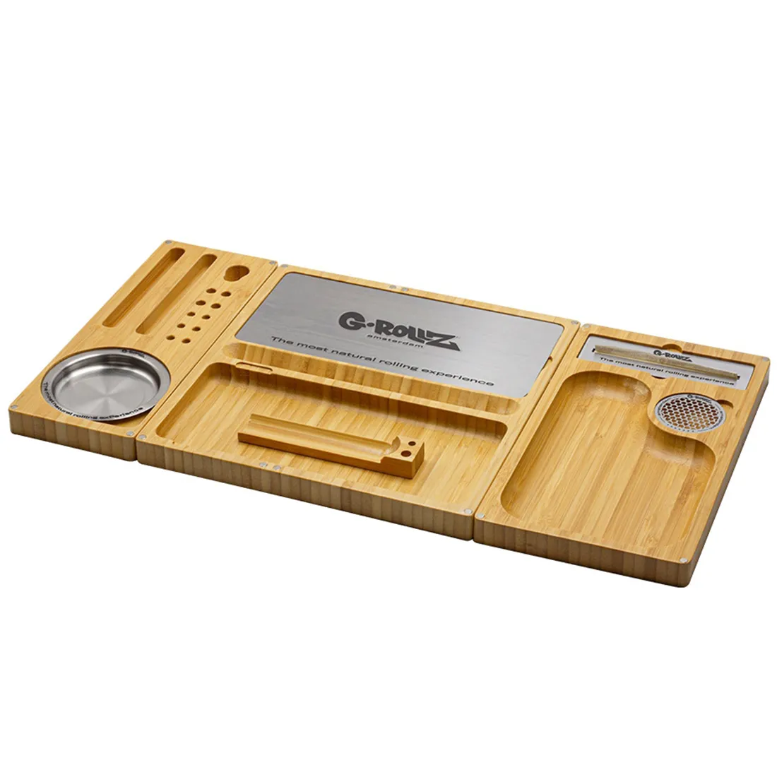 Et rektangulært bambusbræt præsenterer en glat, lys overflade med naturlige åretegninger. Brættet har afrundede hjørner, der giver et blødt udtryk. Der er en indbygget, lav kant langs kanten, som tilføjer struktur. Overfladen er ubehandlet, hvilket fremhæver bambusets varme tone og tekstur. Det står på en ensfarvet, lys baggrund.