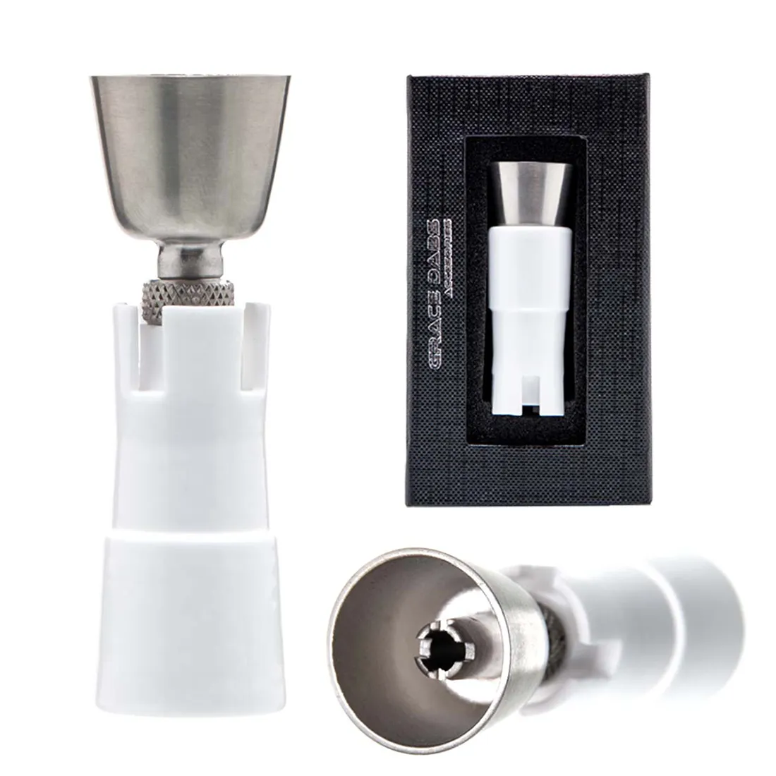 En domeless nail i titanium og keramik præsenterer sig med en glat, reflekterende overflade. Den har en bred, cylindrisk form med en kort, konisk spids. Farverne varierer mellem dyb grå og metallic nuancer. Den er designet til at passe til SG 18/14 forbindelser, hvilket sikrer en stabil placering. Overfladen fremstår blank og elegant.