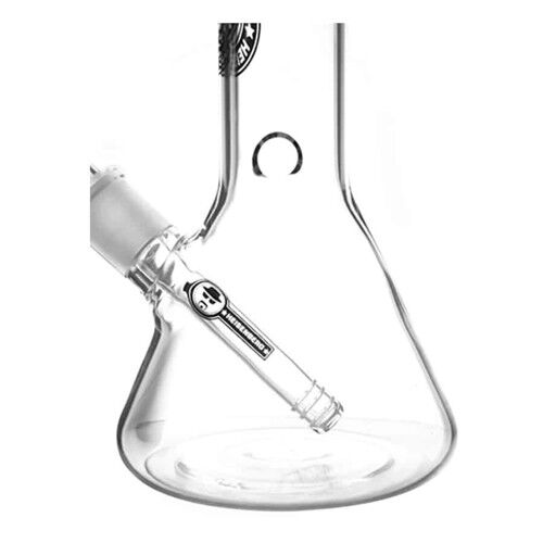 En figur af en baby med en karakteristisk Heisenberg-hat og solbriller dominerer kompositionen. Figuren er udført i en mat, sort plastik, som skaber kontrast til de glatte, hvide ansigtstræk. Størrelsen er omkring 30 cm, og den har en tydelig, komisk stil. Basis er rund og stabil, designet til at holde figuren oprejst.