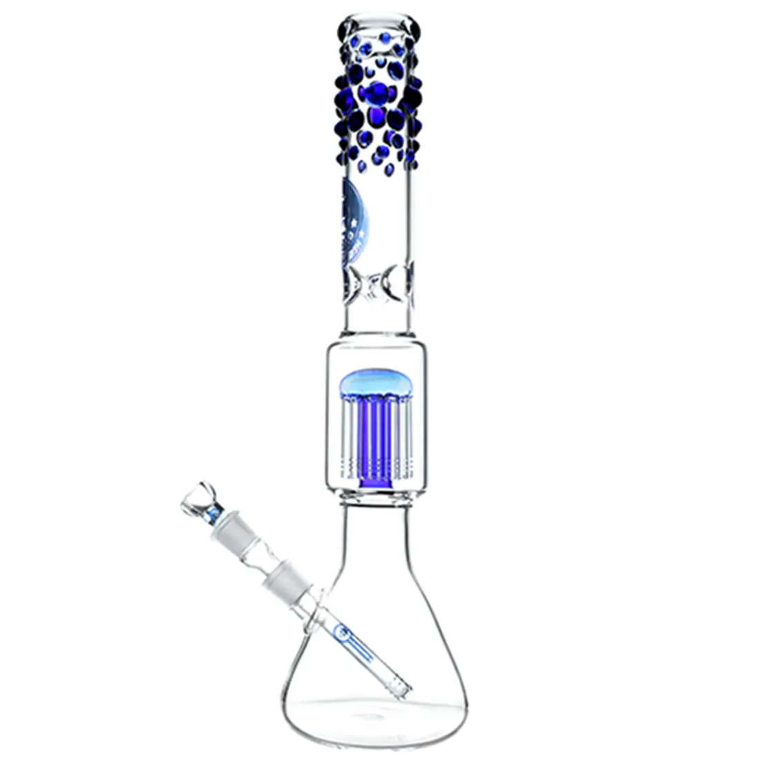 Glaskolben har en klar, gennemsigtig struktur med en rund bund og en udvidet hals. Den er udstyret med tolv armperkolatorer, der strækker sig ud fra midten, hvilket skaber et komplekst mønster. Overfladen er glat og reflekterer lys, mens de farvede detaljer på armene tilfører visuel interesse. Kolben står på en stabil base med en flad underside.