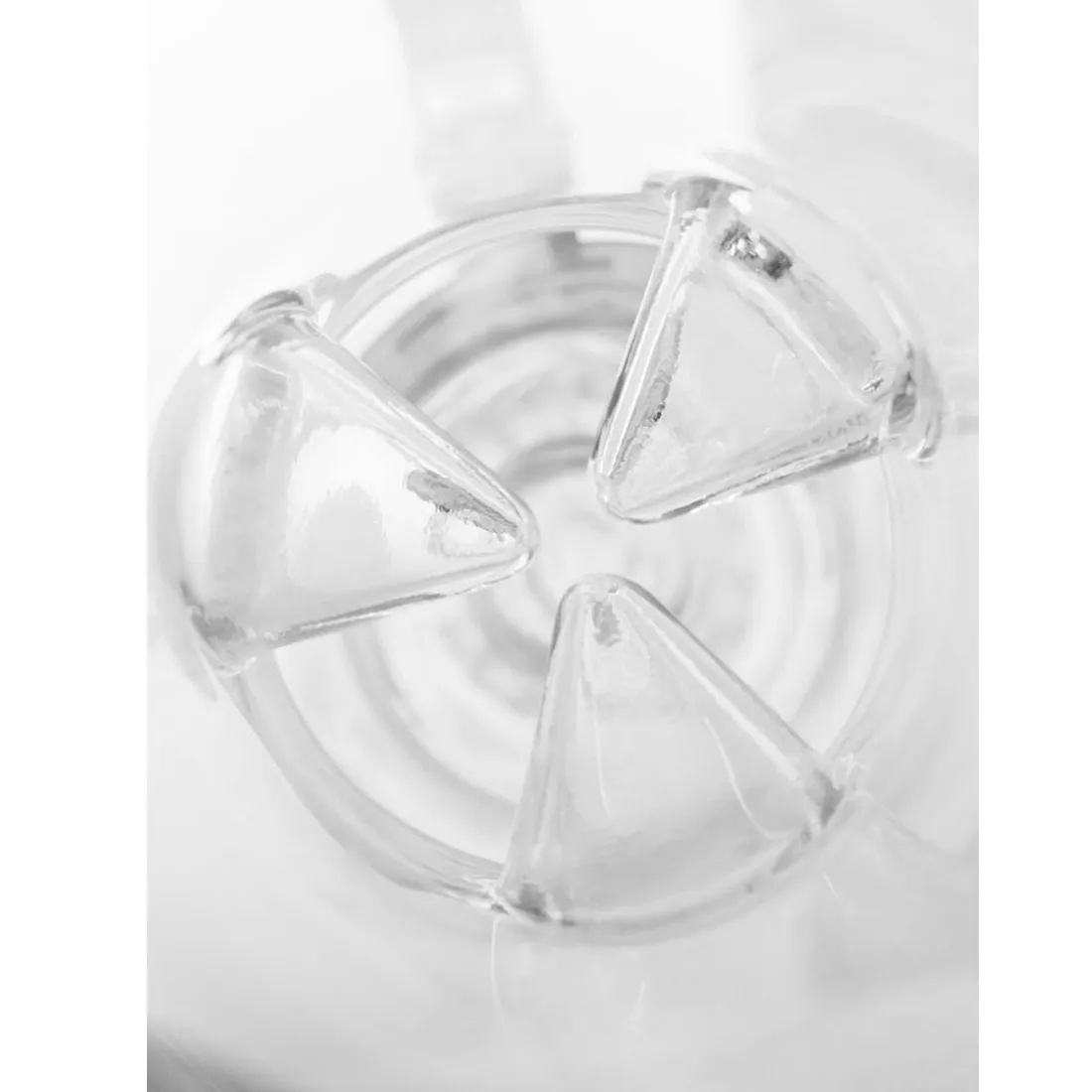 En klar glasbeholder med en høj, slank form og en bred bund. Den har en karakteristisk, bøjelig hals og er udstyret med en indbygget perkolator med otte arme, der strækker sig ud fra midten. Overfladen er glat, og der er fine detaljer i udformningen af perkolatorens arme. Beholderen har en lige kant øverst og en tyk bund for stabilitet.