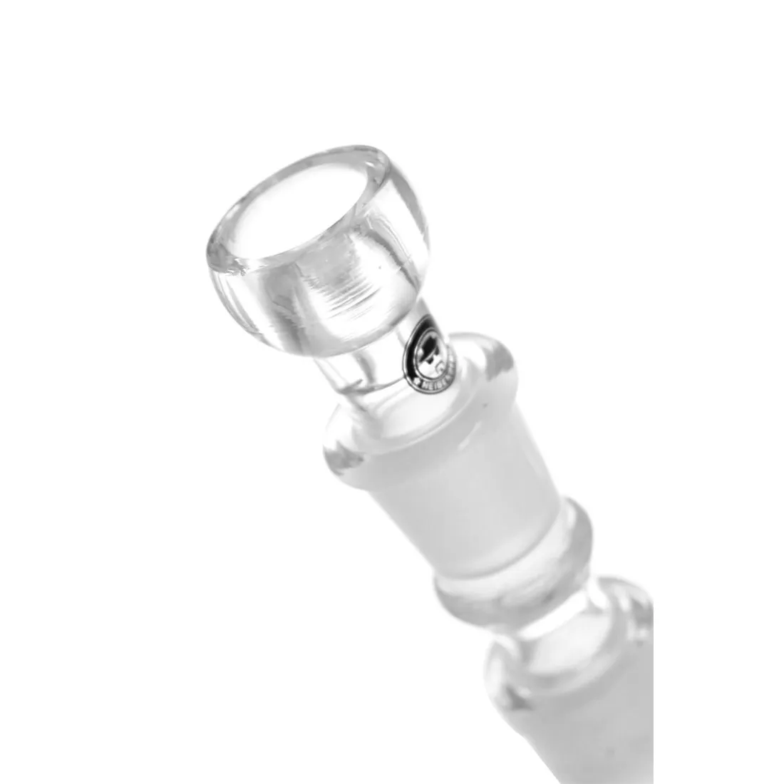 Repercolatoren præsenterer en elegant, cylindrisk form med en blank, transparent overflade, der fremhæver indholdet. Den øverste del har en krumning, der leder til en smal udløbsåbning. Farven er klar, hvilket giver indsigt til de indre elementer. Der er fine, detaljerede linjer og mønstre, der tilføjer tekstur, mens den samlede struktur udstråler en moderne æstetik.