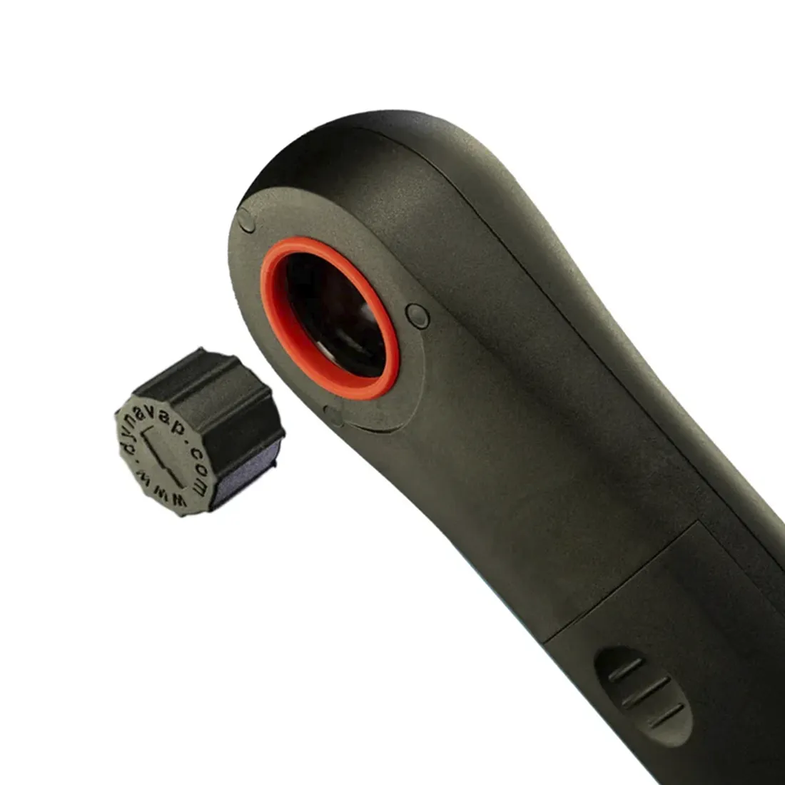 En slank, cylindrisk enhed med en metallisk overflade dominerer. Den har en glat, sølvfarvet finish med let riflet tekstur nær den øverste del. En sort gummiring er placeret midt på, og der er en integreret Dynavap-adapter, der fremstår i en mørkere nuance. Toppen er let afrundet, og der ses en lille åbning.