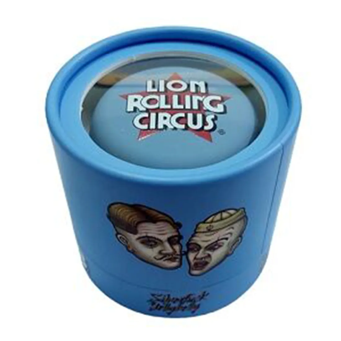 En kompakt krydderikværn i lys blå glas og metal præsenteres med en rund form og en diameter på 53 mm. Overfladen af glas er glat med en let gennemsigtighed, mens metaldetaljerne har en mat finish. Kværnen har et skruelåg med en let tekstur og små åbninger til krydderier, hvilket skaber en kontrast mellem materialerne.