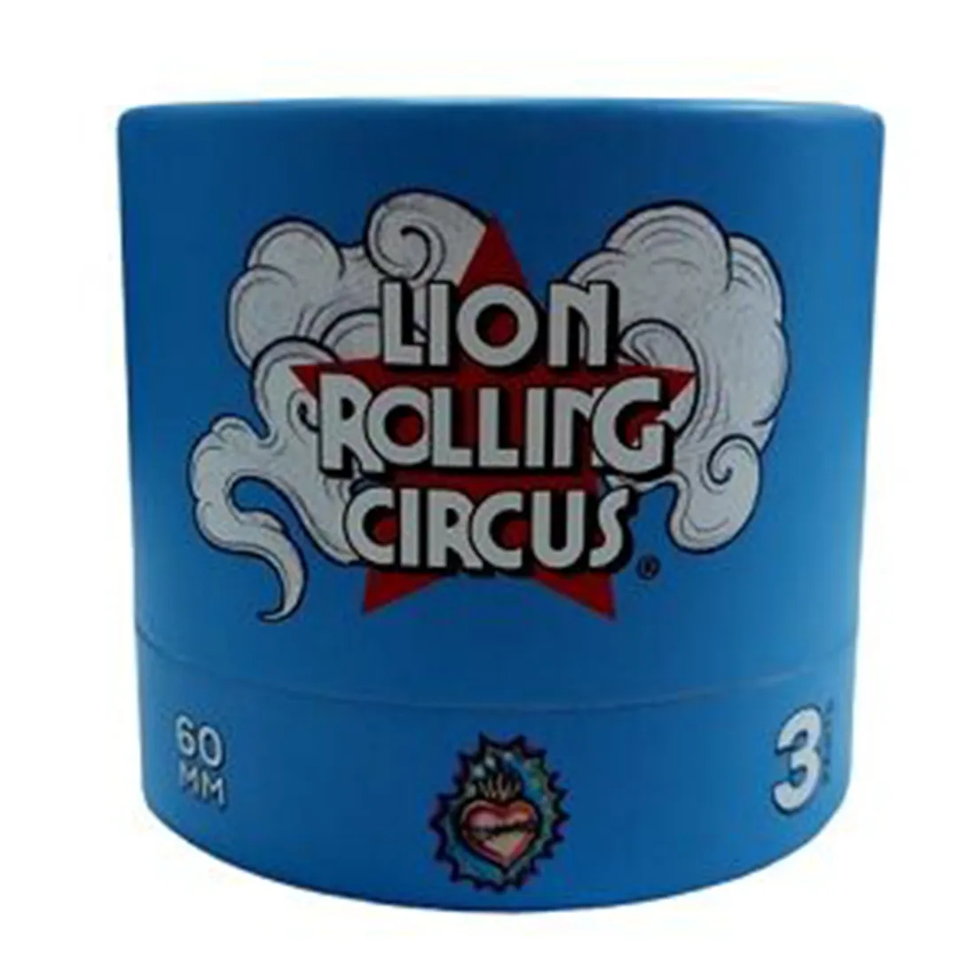 En lys blå krydderikværn med en metallisk finish præsenterer sig i en cylindrisk form med en diameter på 53 mm. Overfladen har en glat tekstur, der reflekterer lys. Kværnen er udstyret med en skridsikker top og små perforeringer, der indikerer funktionalitet. Detaljer inkluderer en indgraveret logo og en skruelås, der sikrer lukning.