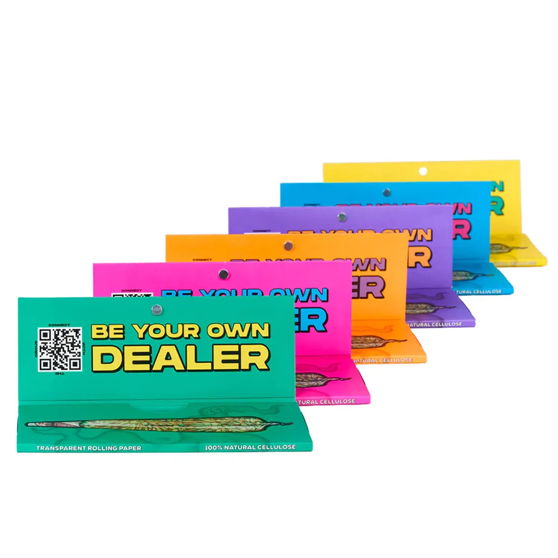 En stor, detaljeret løve med en gylden pels pryder et gennemsigtigt design. Dens ansigt har udtryksfulde, mørke øjne og en kraftfuld kæbe. Løvens manke er fyldig og bølget, mens den sidder på en cirkel med farverige mønstre. Baggrunden er klar, hvilket fremhæver løvens majestætiske fremtoning og de dynamiske former i cirklen.