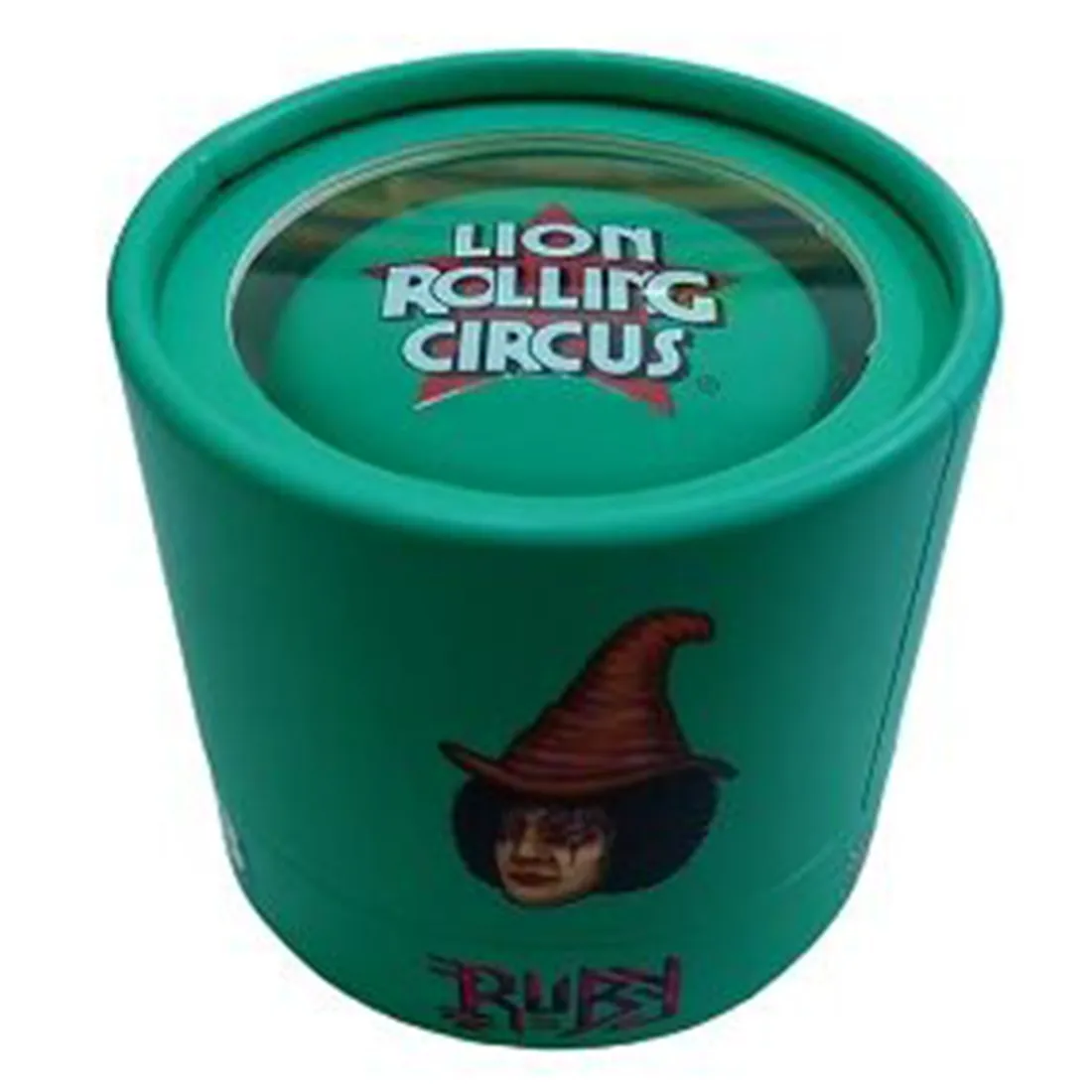 En turkis farvet kværn med en glat overflade og en metalbase. Kværnen har en diameter på 53 mm og en cylindrisk form. Den øverste del har et fint mønster med små perforeringer, der skaber en tekstureret effekt. Der er en synlig skrue på siden, som sikrer, at de to dele er fastgjort. Indersiden er udstyret med skarpe tænder til effektiv kværning.