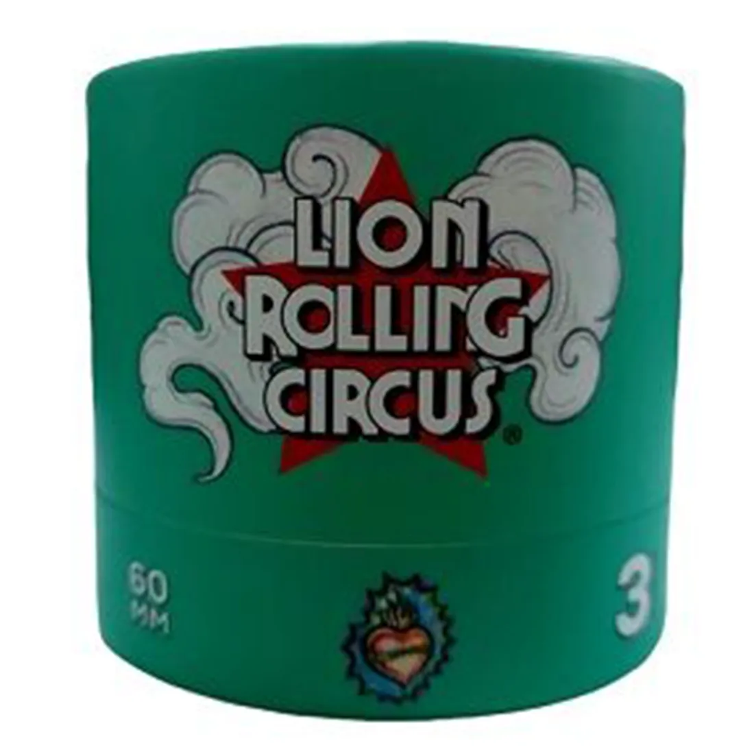 En turkise krydderikværn med en metalbase og en glasbeholder. Kværnen har en cylindrisk form med glatte linjer og en fin finish. Øverst sidder en skruemekanisme til justering af kværnens grovhed. Den metalliske overflade er let reflekterende, mens glasset har en klar, let opaliserende kvalitet. Kværnen har en diameter på 53 mm.