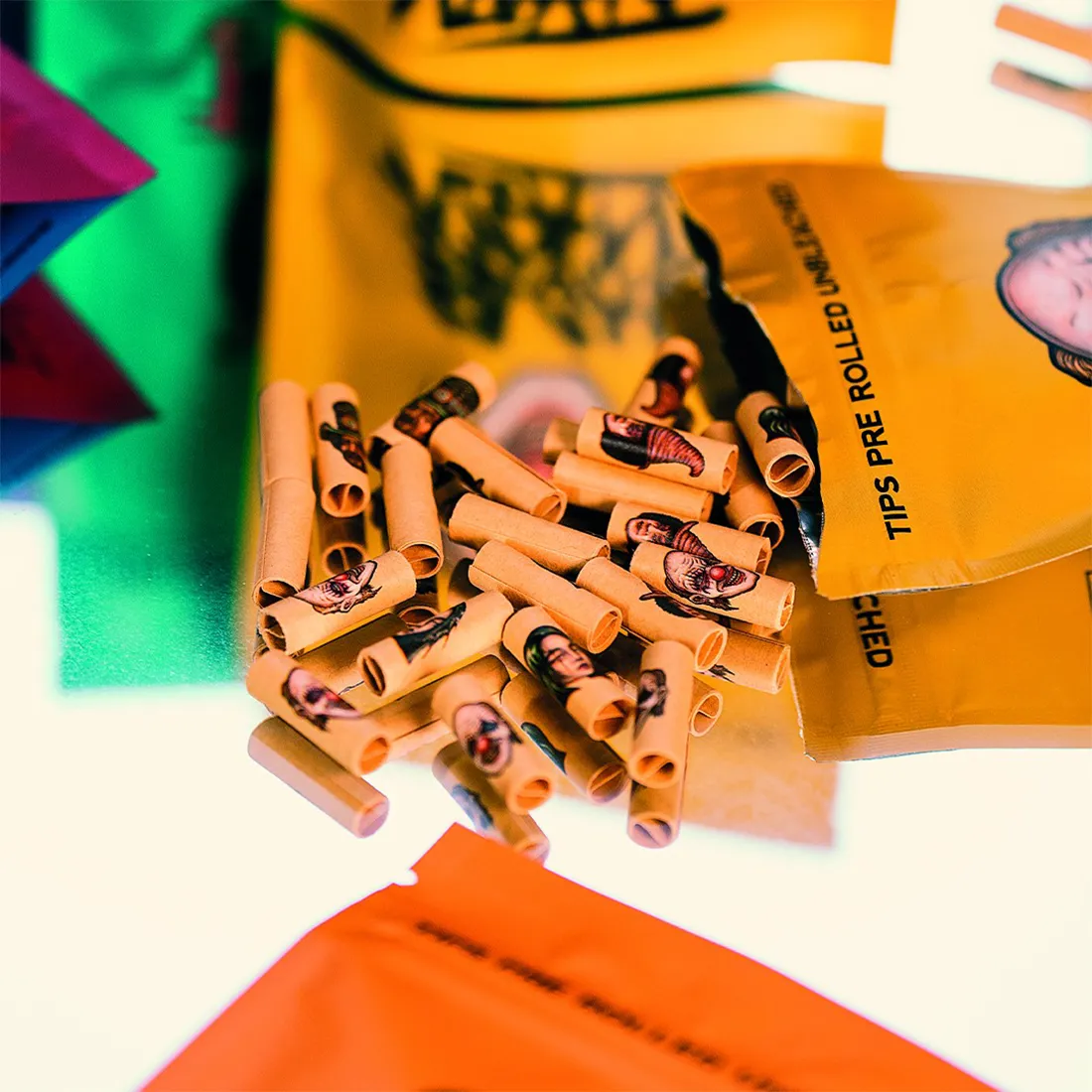 Prerolled filtertips i naturfarvet papir præsenteres i en strømlinet pakke. Hver filtertip har en glat overflade og en let krøllet tekstur i enderne, der sikrer en god pasform. Pakken har en enkel, men elegant design med et diskret logo og tekst, der informerer om produktet. Farven er primært beige, hvilket understreger det ublegede papir.