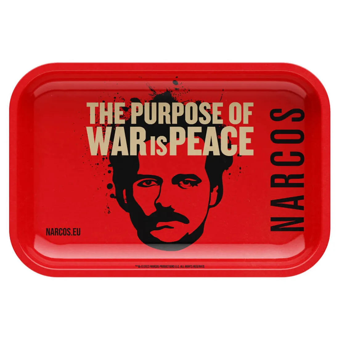 En rektangulær, flad bakke i rød metal med afrundede hjørner. Overfladen prydes af et sort grafisk mønster med tekst og symboler, der fremstår tydeligt. Bakken har en glat og skinnende finish, som reflekterer lyset. Kanten er let hævet, hvilket holder indholdet på plads. Målene angiver en praktisk størrelse til diverse formål.