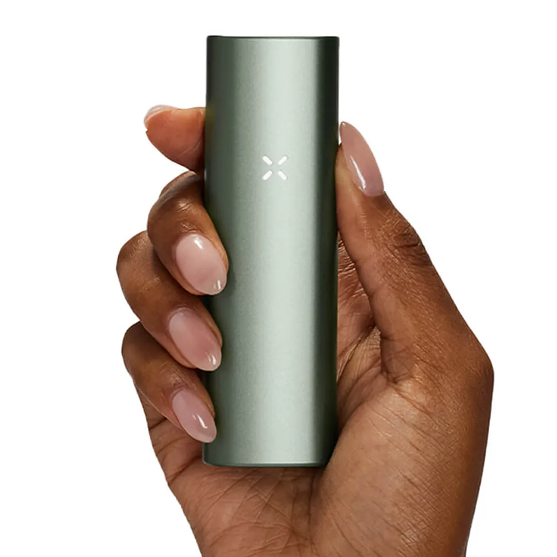 PAX Plus er fremstillet i mat metal med en glat overflade, der har en let grålig farvetone. En lille, rund knap er placeret på siden, omgivet af en diskret lysindikator. Toppen har en åbningsmekanisme med en rektangulær form for påfyldning af tørrede urter. En slange i silikone med en let bølget tekstur er tilføjet for komfortabel brug.