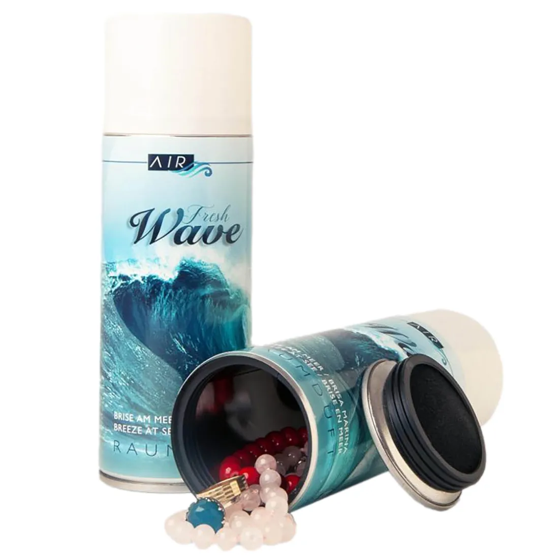 En opbevaringsboks med en bølget overflade i en blød blå nuance pryder midten. Boksens kanter er let afrundede, hvilket skaber en blød silhuet. Den matte tekstur står i kontrast til den glatte inderside, som har en lysere tone. Låget er fladt og passer perfekt til kassen, der er designet til at være både funktionel og æstetisk tiltalende.