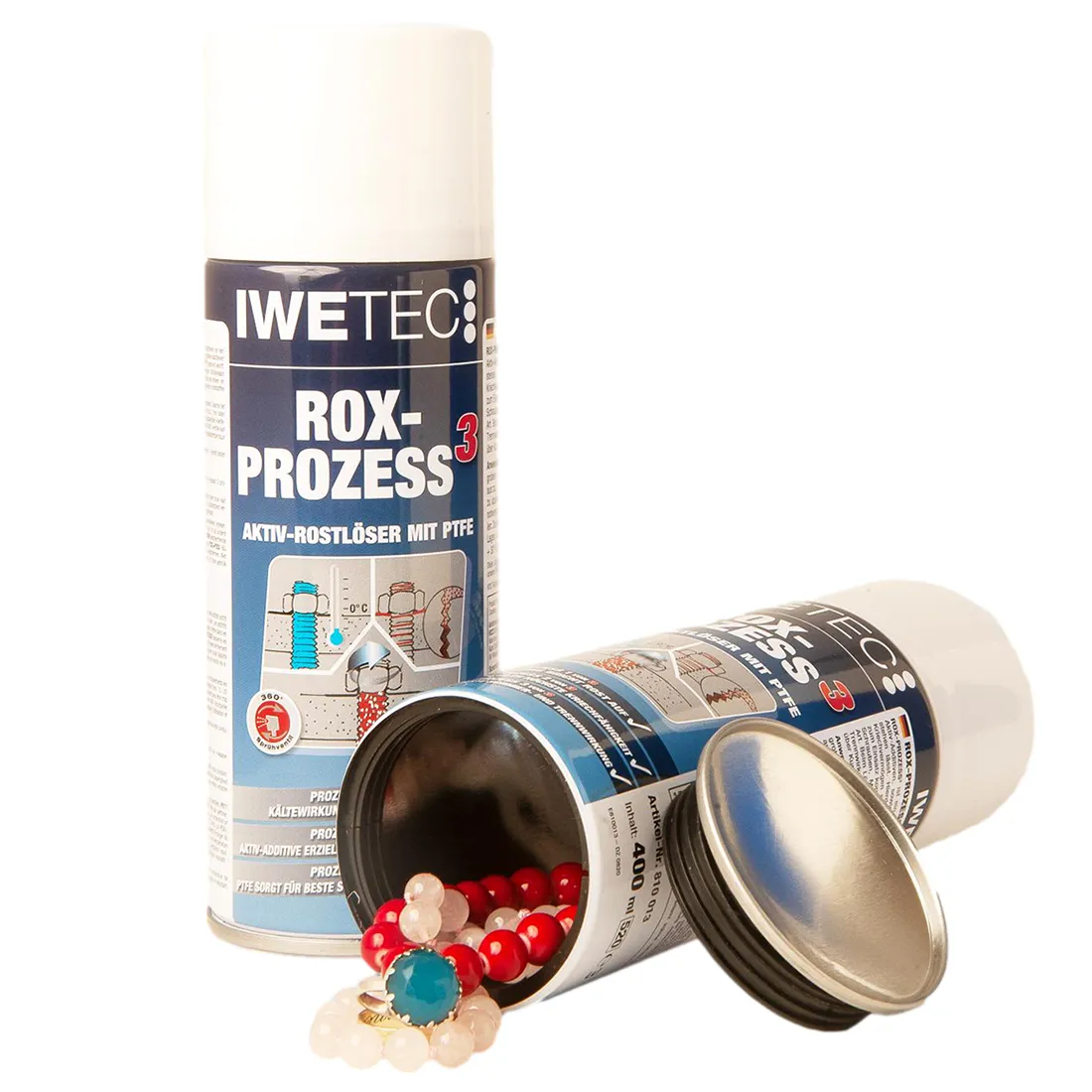 En firkantet opbevaringsboks med glat, sort plastikoverflade prydet med en grå, tekstureret kant. Låget har en let hævet del med en skridsikker overflade. Boksens indvendige rum er rummeligt og har en ensartet, lys grå farve. Der er et skud af lys, der fremhæver de bløde linjer og detaljer i konstruktionen. En diskret låsemekanisme ses på siden.