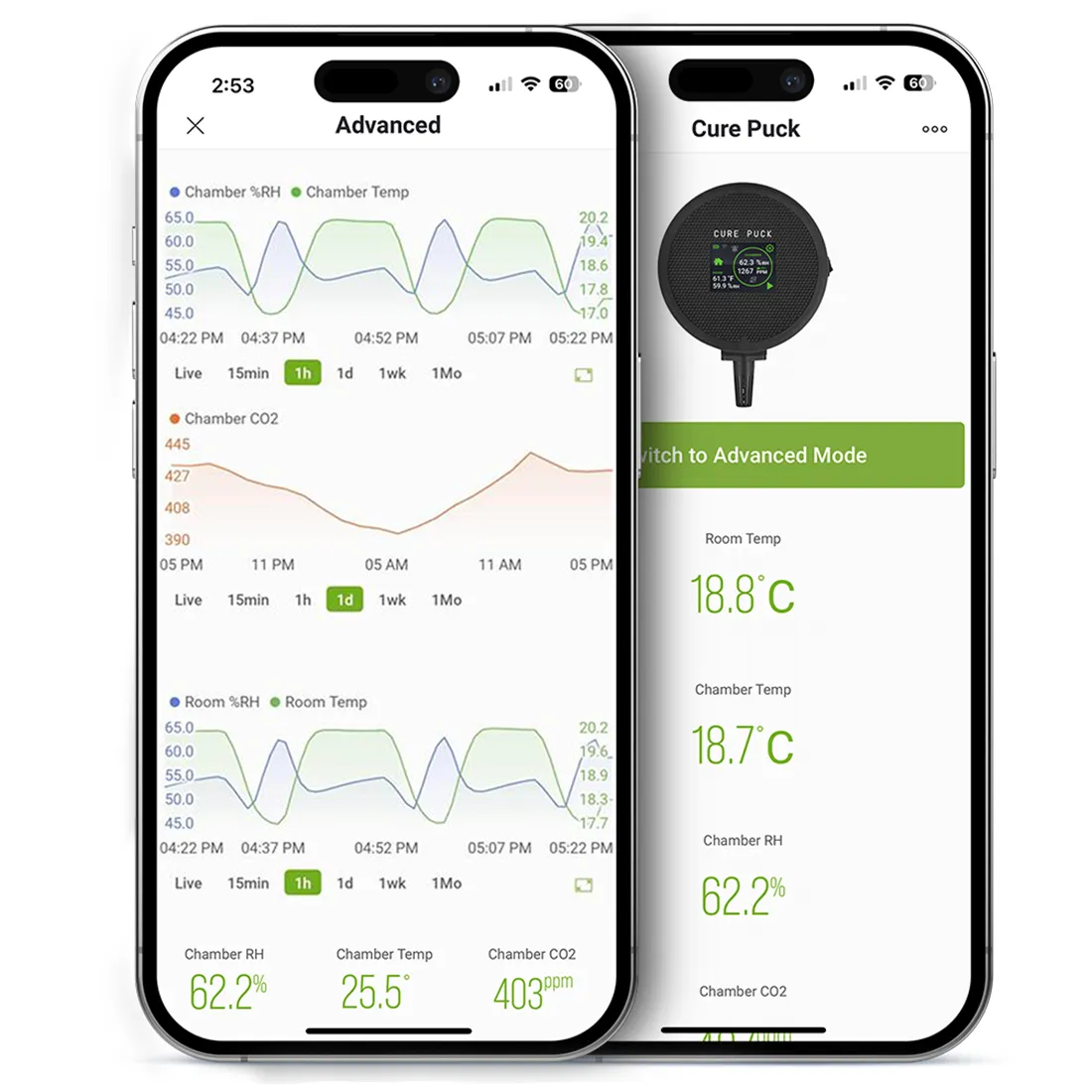 En rund, flad puck med en glat, skinnende overflade præsenterer sig i en dyb blå farve. Puckens kant er tydeligt markeret med en lysere kontrastfarve, der fremhæver formen. Øverste del viser en præcist indgraveret tekst med detaljerede symboler. Materialet ser robust ud, hvilket indikerer holdbarhed. Puckens design er enkelt, men funktionelt.