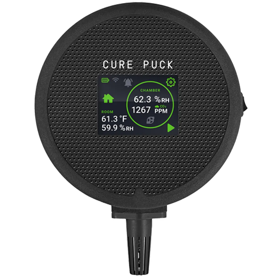 En rund, flad skive i en dyb blå farve pryder overfladen. Materialet ser glat og skinnende ud, hvilket giver en refleksion af lys. Skiven har en let hævet kant, og i midten er der et indgraveret logo. Det samlede design har et strømlinet og moderne udtryk. Størrelsen er kompakt, hvilket gør den let at håndtere.