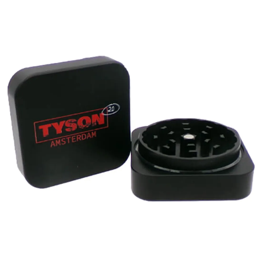 En rund grinder med en diameter på 54 mm præsenterer sig i en mat, mørk farve. Overfladen har en fin struktur, der skaber en let ru følelse. Låget er forsynet med et skarpt, geometrisk mønster, der giver et moderne udtryk. Grinderen har en let hævet kant, der sikrer tæt lukning. Indvendigt ses skarpe tænder til effektiv kværning.