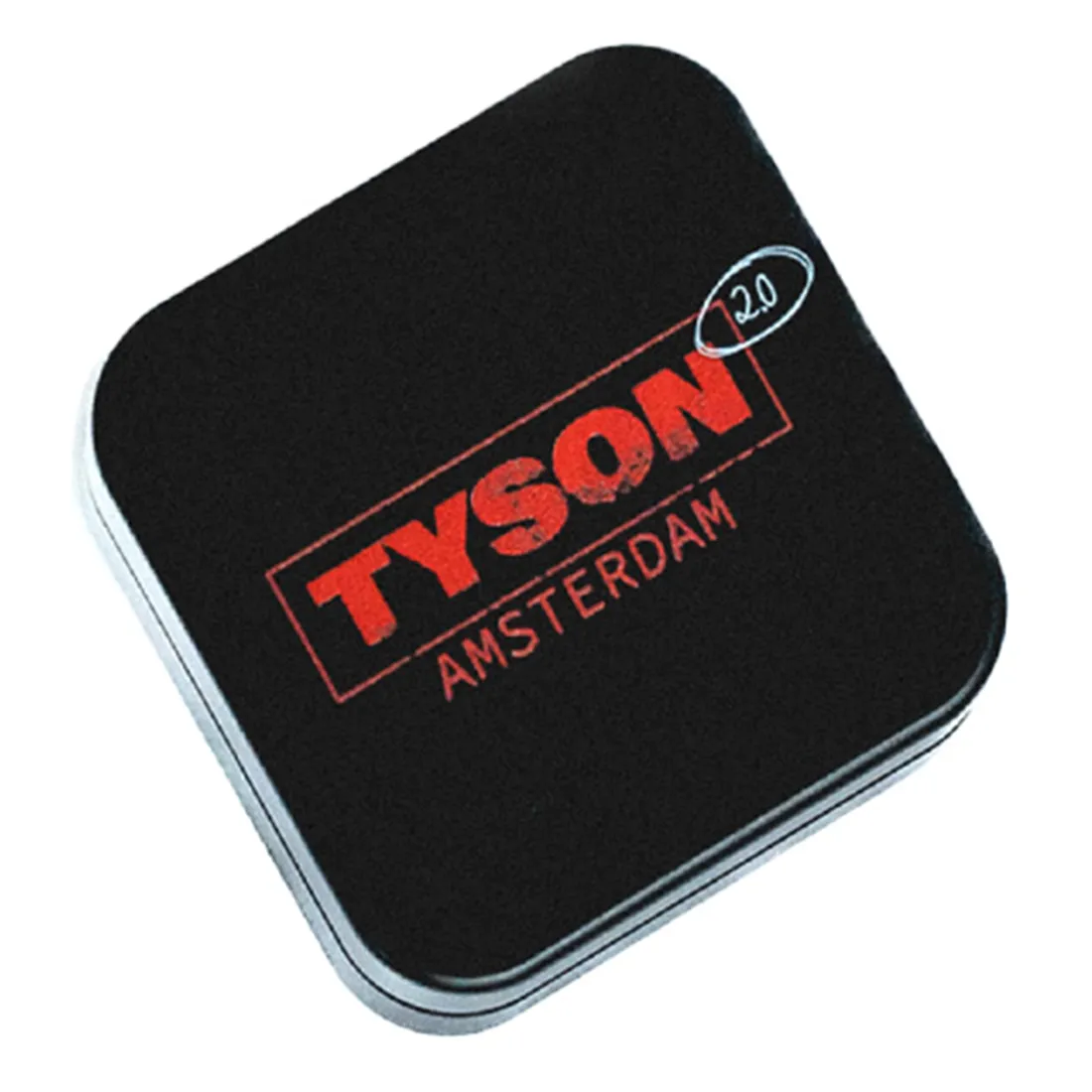 En metalgrinder med en diameter på 54 mm præsenterer et slankt og minimalistisk design. Overfladen har en mat finish i sølvgrå, med en let struktureret tekstur. Grinderen er opdelt i to sektioner, der holdes sammen af en præcist udformet gevindring. Det indvendige kammer har skarpe tænder til effektiv malning.