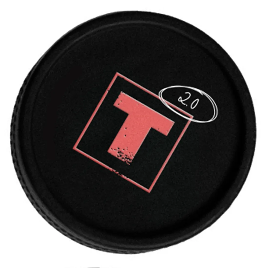 En metalgrinder præsenteres i en sølvfarvet finish med en mat overflade. Den har en rund form og en diameter på 53 mm. Øverste del har et let skridsikkert mønster med små teksturerede kanter. Indvendigt ses skarpe tænder til formaling, mens bunden har et net, der filtrerer det malede materiale. Grinden er udstyret med en magnetisk lukning.