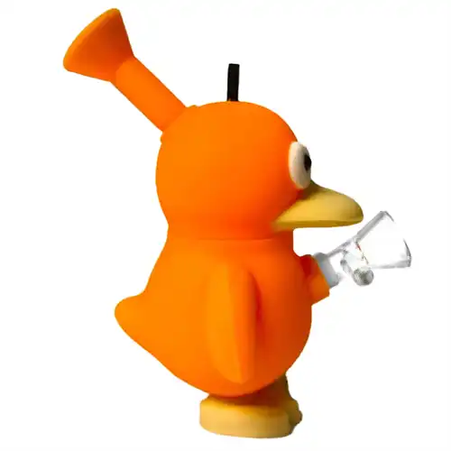 En kort, cylindrisk bong i klart glas med en rund bund, der giver stabilitet. Den har en buet hals og en indbygget skål til urter, som er placeret i den nederste del. Glasoverfladen er glat og gennemsigtig, hvilket fremhæver det indhold, der ses. Øverst er der en bred åbning, der muliggør let tilgang til røg.