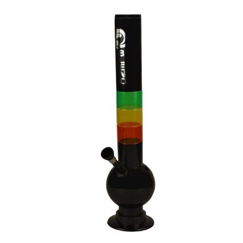 En akryl bong præsenterer sig med en sort, glat overflade og en afrundet form. Det centrale rør, der strækker sig opad, har en rød og grøn farveskala, der skaber et rasta-inspireret mønster. En rund skål er placeret på siden, med en metalrør der fører ind i bongen. Materialet har en let gennemsigtighed, hvilket giver en subtil refleksion.