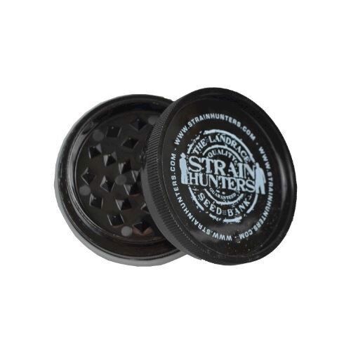 En gennemsigtig akrylgrinder pryder overfladen med en let blålig nuance. Den har en rund form med skarpe, tydelige tænder indvendigt, der er designet til at male materiale. Udenpå findes et diskret logo og en solid, skridsikker tekstur. Grinderens låg er let at åbne og lukke, hvilket sikrer en praktisk anvendelse.