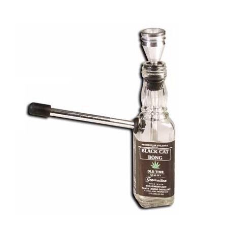 En lille, sort flaske med en glat, skinnende overflade pryder en rund, flad bund. Flasken har en slank, høj form med en bred hals, der afsluttes med et skruelåg. Låget er firkantet med en let buet kant. På flaskens front er der indgraveret et stiliseret kattemotiv, der tilføjer et dekorativt element.