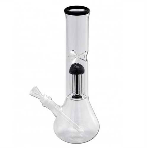 En sort perkolator i glas med otte arme, der strækker sig ud som grene, pryder toppen af en cylindrisk base. Den matte overflade fremhæver de glatte kurver og detaljerede mønstre. Hver arm har små hulrum, der skaber et komplekst system. En rund bund giver stabilitet, mens den klare væske indeni reflekterer lys og farver.